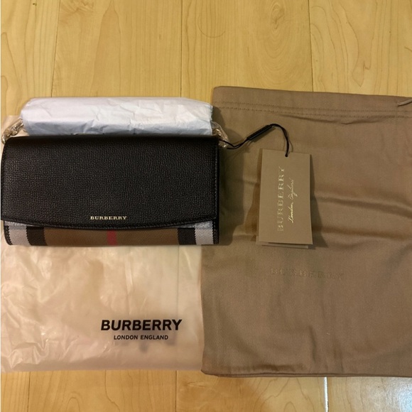 Burberry check details wallet on chain with detachable and adjustable strap - Picture 10 of 10